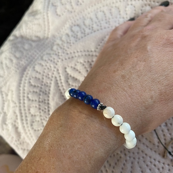 Adjustable howlite and lapis bracelet - Picture 4 of 6